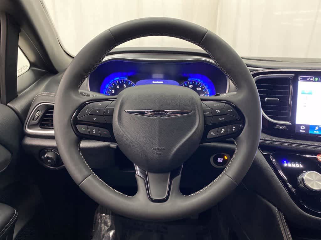 Used 2025 Chrysler Pacifica Limited FWD image 18