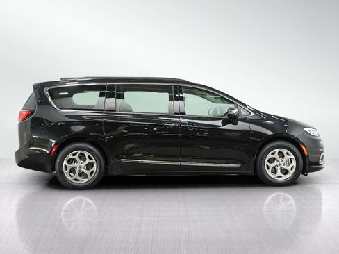 Used 2023 Chrysler Pacifica Limited FWD image 6