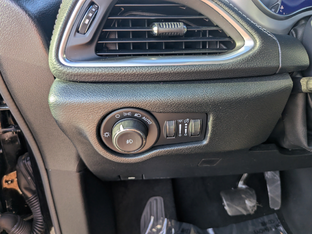 Used 2025 Chrysler Pacifica Limited FWD image 29