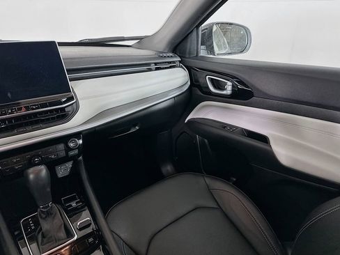 Certified 2025 Jeep Compass Limited image 33