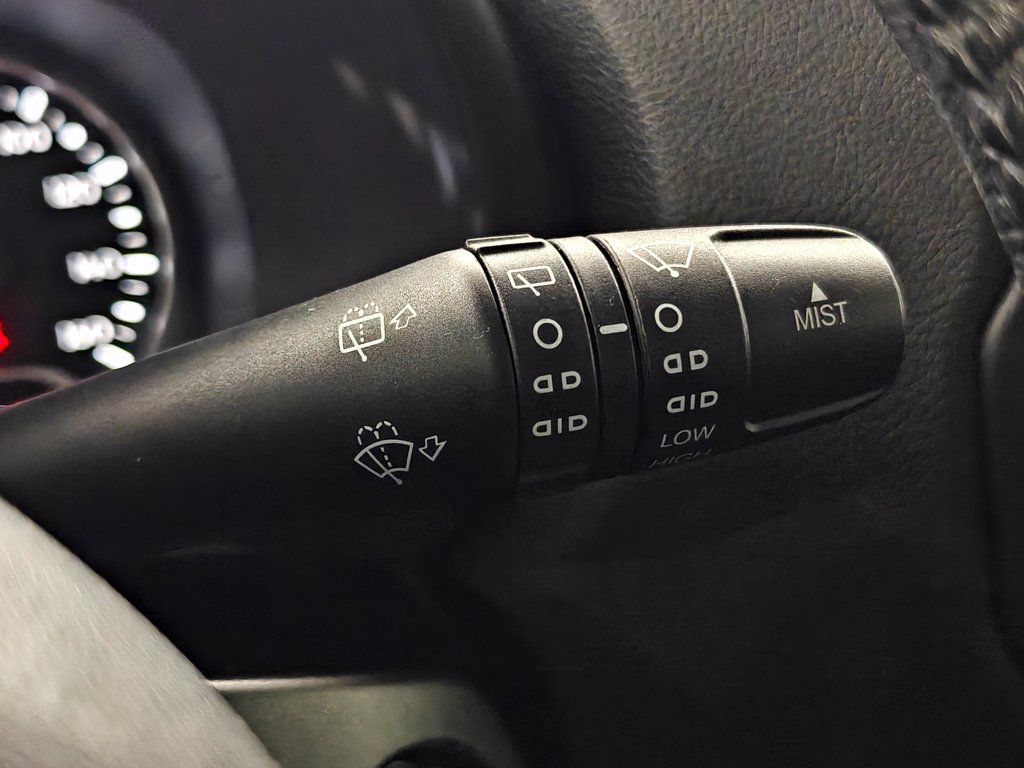Used 2016 Jeep Renegade Latitude FWD image 32