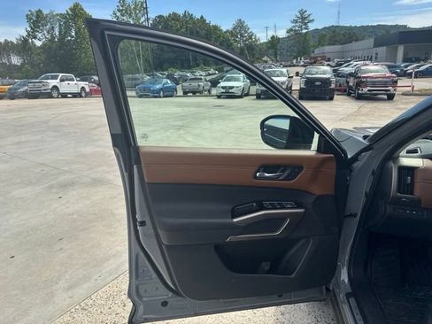 Used 2025 Nissan Pathfinder Platinum FWD image 29