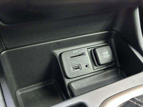 Used 2017 Jeep Cherokee Latitude FWD image 9
