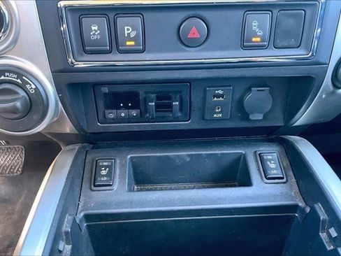 Used 2017 Nissan Titan SV image 17
