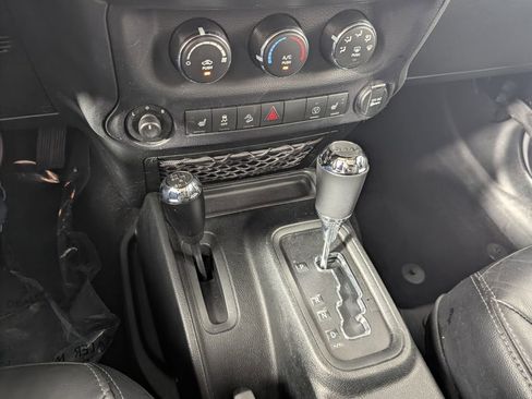 Used 2018 Jeep Wrangler Unlimited Sahara image 19