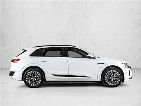 Certified 2024 Audi Q8 e-tron Premium Plus image 4