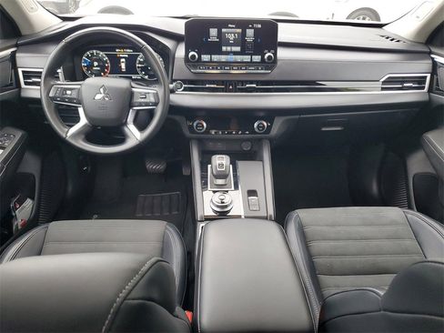 Used 2023 Mitsubishi Outlander SE image 16