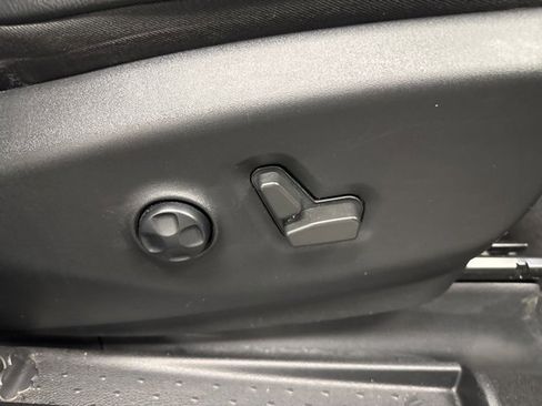 Used 2022 Chrysler Pacifica Touring-L w/ Uconnect Theater Family Group image 9