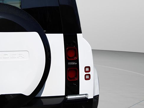 New 2025 Land Rover Defender 110 X-Dynamic SE image 34