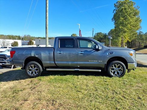 Used 2017 Nissan Titan SV image 3