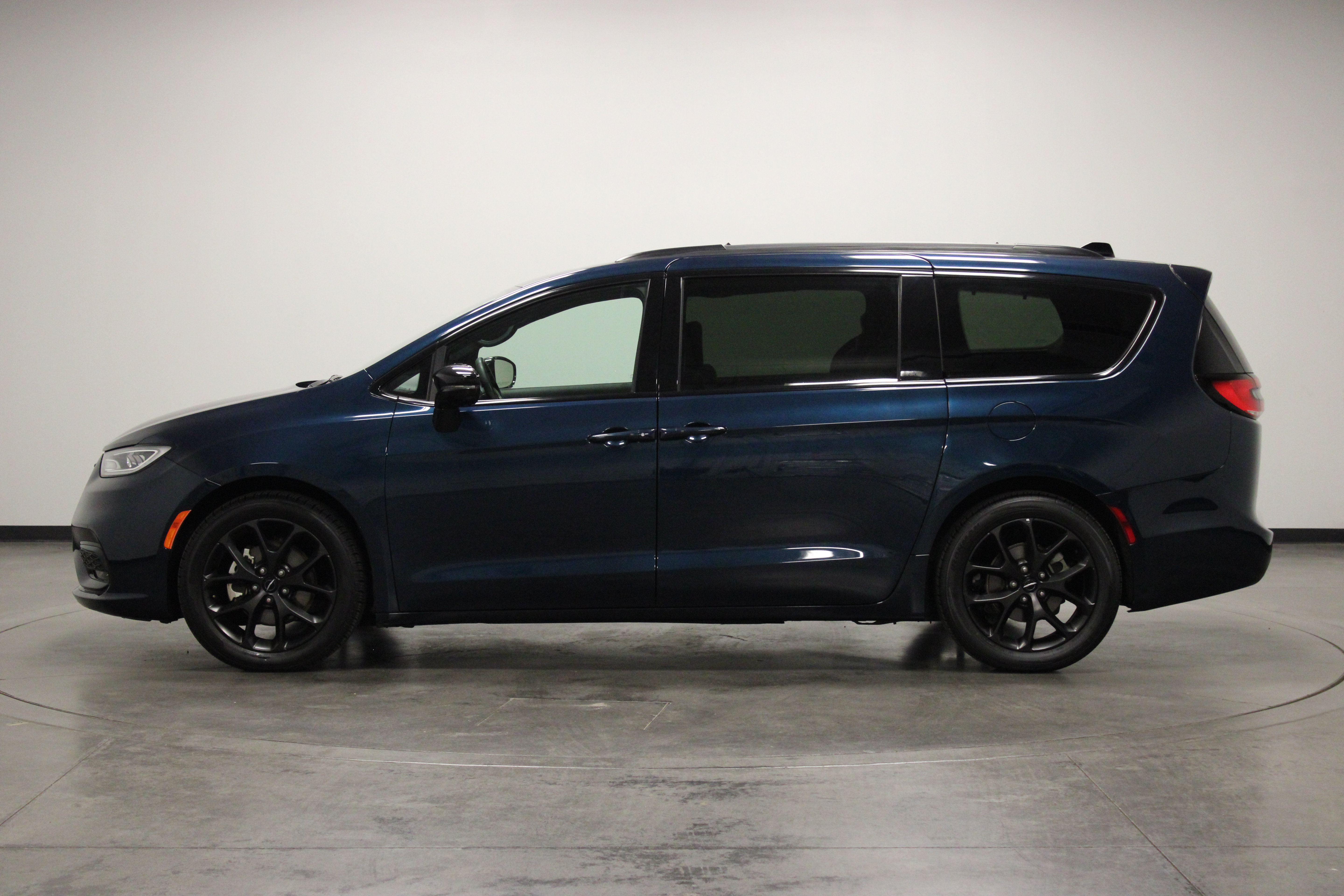 Used 2025 Chrysler Pacifica Limited FWD image 5
