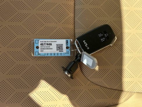 Used 2024 Kia Carnival LX FWD image 20