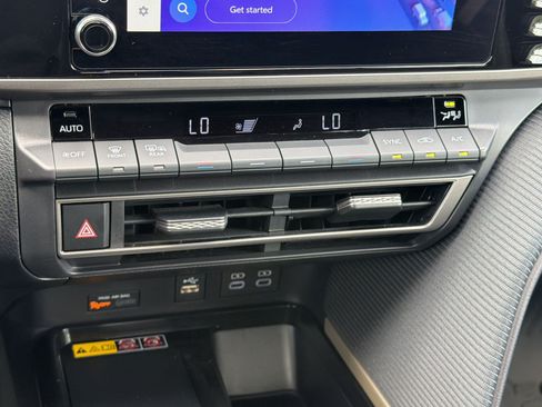 Used 2025 Toyota Camry SE w/ Convenience Package FWD image 17
