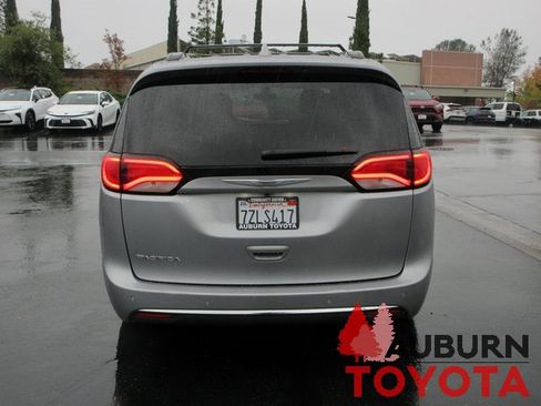 Used 2017 Chrysler Pacifica Touring-L image 6