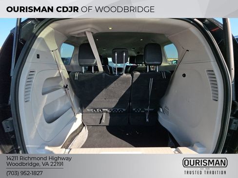 Used 2024 Chrysler Pacifica Touring-L FWD image 4