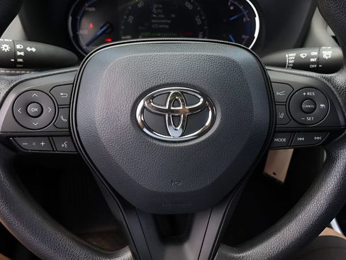 Certified 2025 Toyota RAV4 LE AWD/4WD image 18