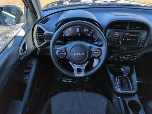 Used 2025 Kia Soul LX w/ LX Technology Package FWD image 14