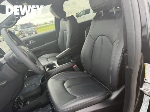Used 2025 Chrysler Pacifica Select FWD image 13