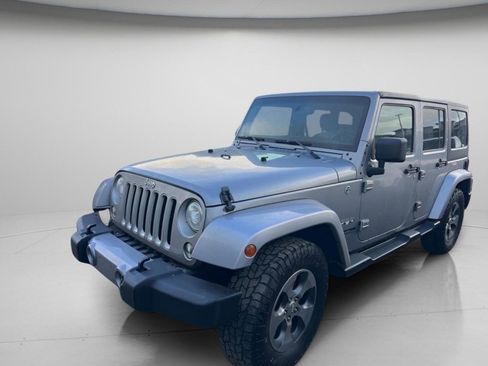 Used 2018 Jeep Wrangler Unlimited Sahara AWD/4WD image 6