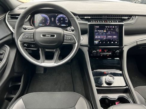 Used 2024 Jeep Grand Cherokee Altitude AWD/4WD image 3