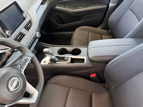 Used 2025 Nissan Altima 2.5 SV FWD image 41