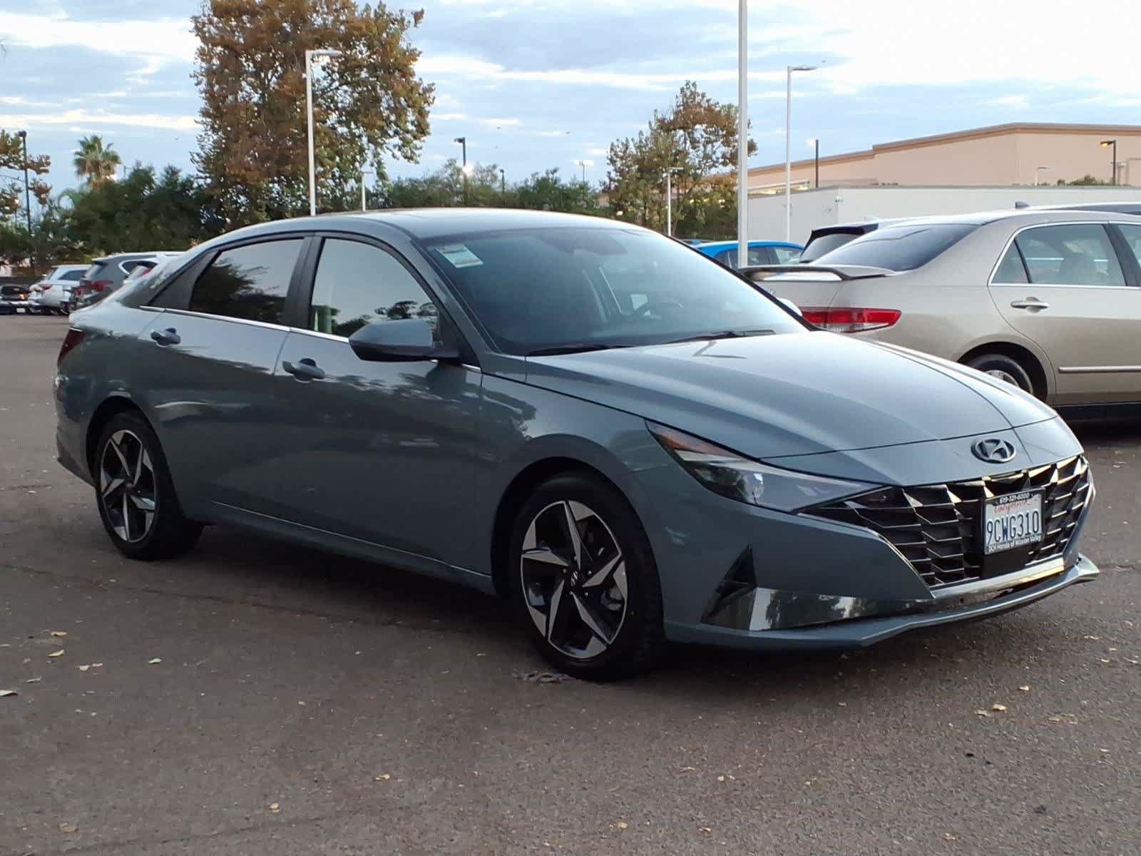 Used 2022 Hyundai Elantra SEL w/ Convenience + Premium Package FWD image 3