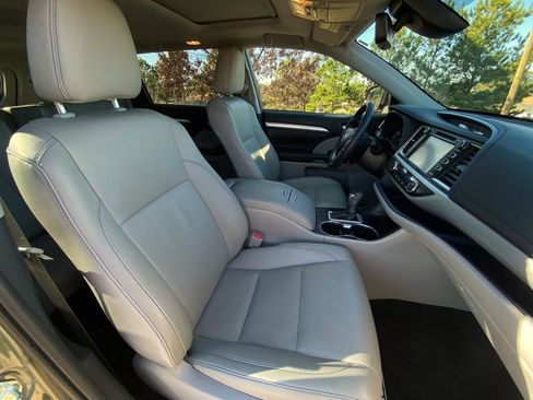 Used 2019 Toyota Highlander XLE image 13