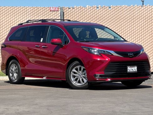Used 2026 Toyota Sienna XLE FWD image 2