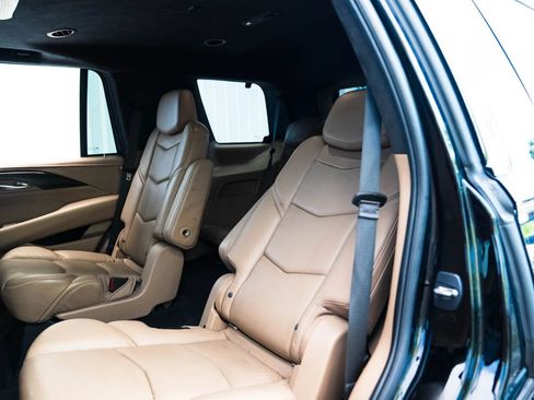 Used 2018 Cadillac Escalade Platinum RWD image 16