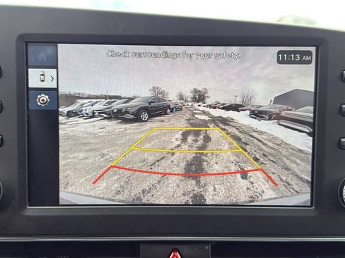 Used 2025 Hyundai Elantra SE image 18