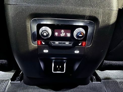 Used 2022 GMC Yukon Denali w/ Denali Premium Package image 25