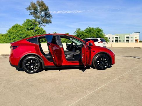 Used 2021 Tesla Model Y Long Range AWD/4WD image 28
