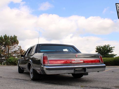 Used 1986 Lincoln Town Car image 4