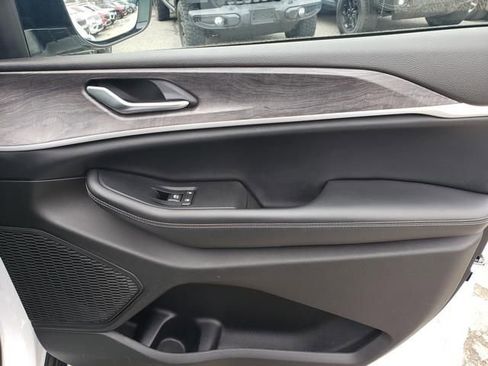 Used 2023 Jeep Grand Cherokee L Limited image 19