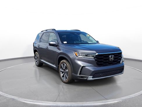 Used 2025 Honda Pilot Touring image 2