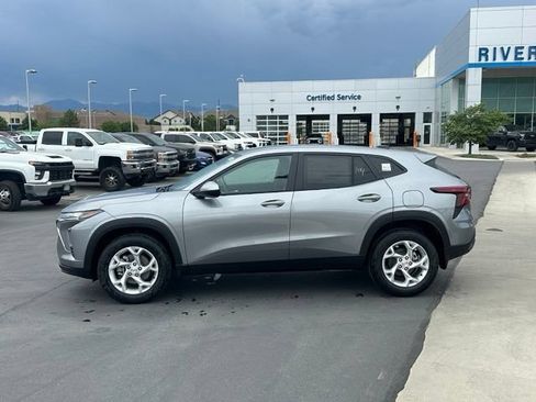 New 2026 Chevrolet Trax LS w/ LS Convenience Package FWD image 2