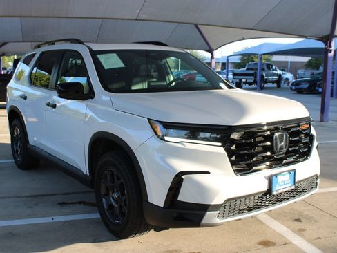 Used 2025 Honda Pilot TrailSport image 8