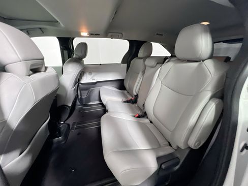 Used 2025 Toyota Sienna XLE FWD image 29
