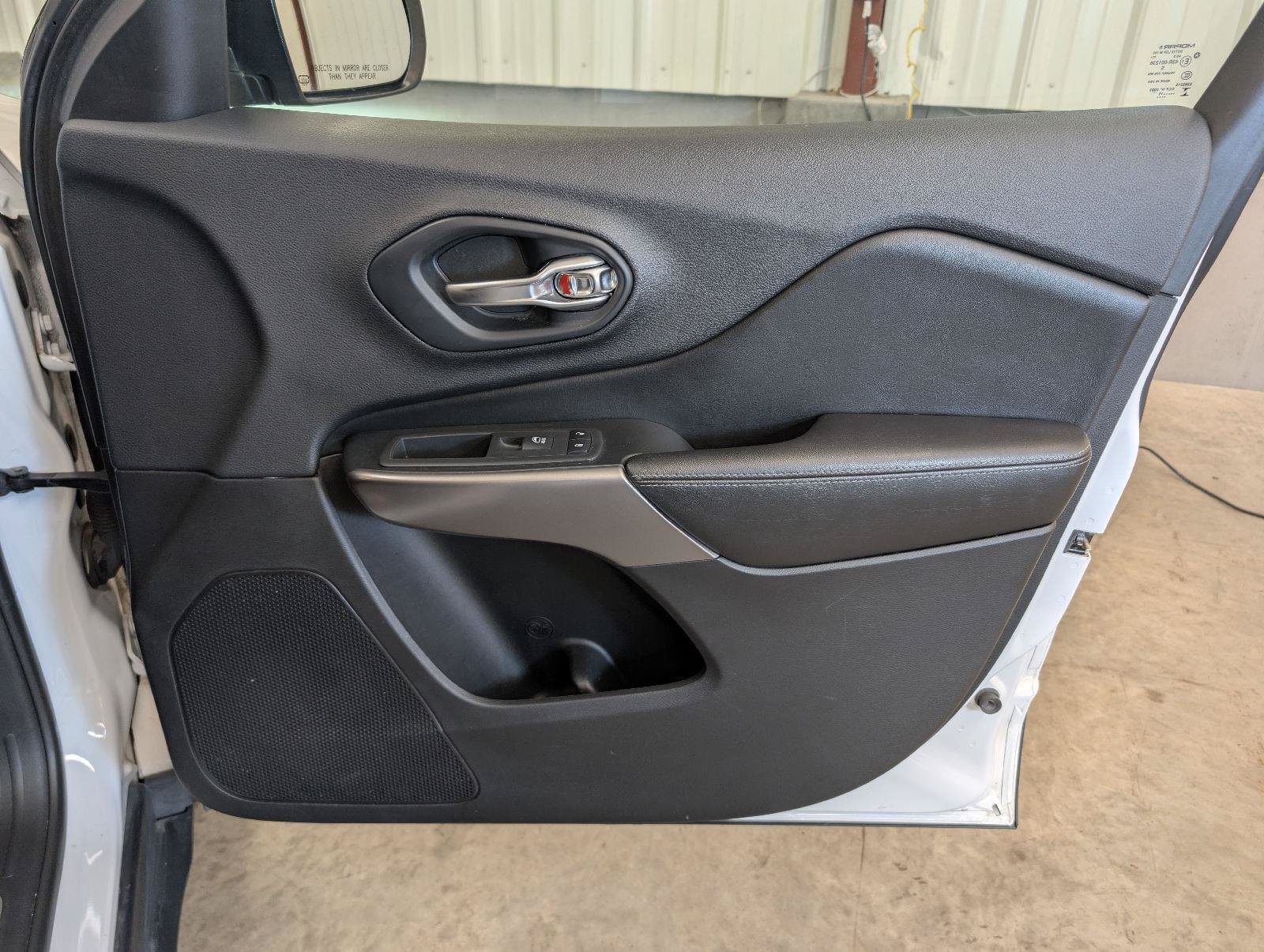 Used 2019 Jeep Cherokee Limited FWD image 30
