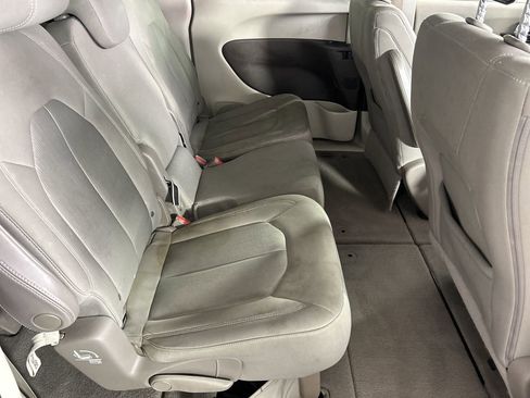 Used 2017 Chrysler Pacifica LX FWD image 24