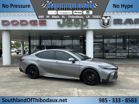 Used 2025 Toyota Camry SE FWD image 1