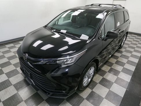 New 2026 Toyota Sienna XLE image 6