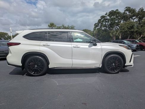 Used 2023 Toyota Highlander XSE FWD image 3