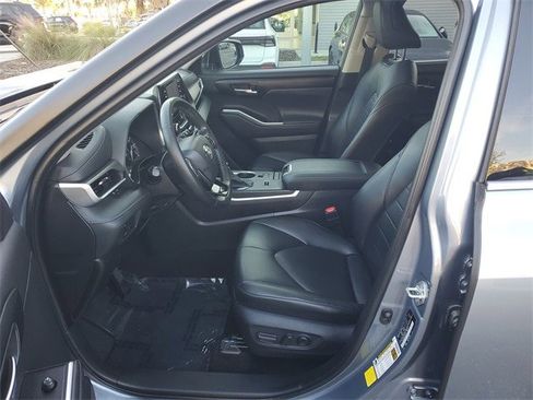 Used 2020 Toyota Highlander XLE image 18