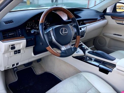 Used 2013 Lexus ES 300h Hybrid w/ Luxury Pkg image 16