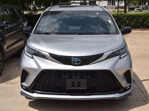 Used 2023 Toyota Sienna XSE w/ XSE Plus Package FWD image 3
