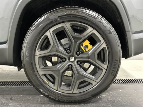 Used 2025 Rivian R1S Premium image 10