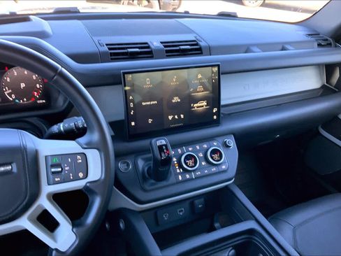 Used 2024 Land Rover Defender 110 SE image 6