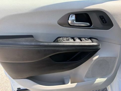 Used 2021 Chrysler Pacifica Touring-L FWD image 18