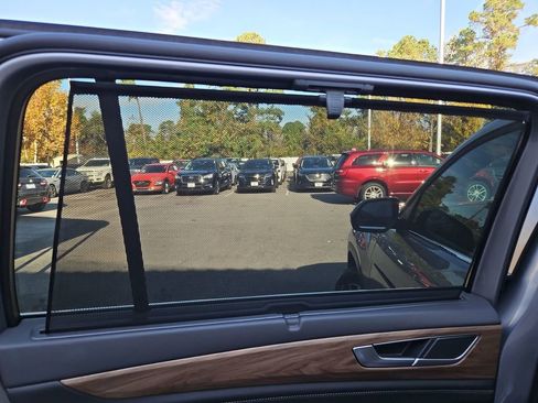 Used 2025 Volkswagen Atlas SE image 31